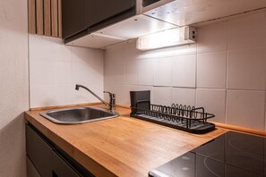 Frigorífico, microondas, placa de cocina y lavavajillas