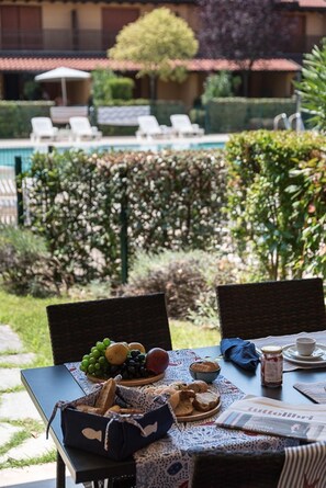 Outdoor dining - Sleek and stylish stay by Beahost Rentals (Lignano Sabbiadoro)