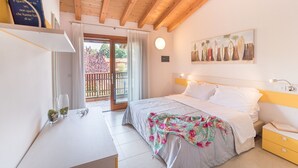 A bedroom with a bed, bedside table, and a painting on the wall. - Sleek and stylish stay by Beahost Rentals (Lignano Sabbiadoro)