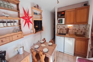 Jääkaappi, mikroaaltouuni, liesi, astianpesukone