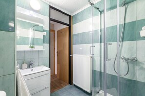 Douche, sĂšche-cheveux, serviettes fournies, savon
