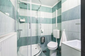 Douche, sèche-cheveux, serviettes fournies, savon