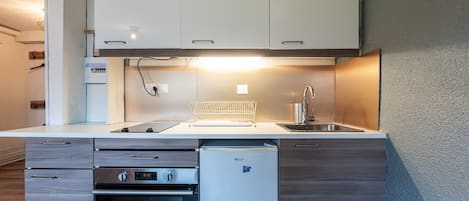 Kühlschrank, Mikrowelle, Herdplatte, Wasserkocher mit Kaffee-/Teezubehör