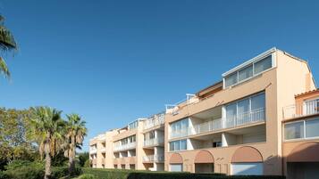 Un hotel de varios pisos con balcones y ventanas de arco.