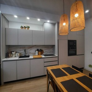 Frigorifero, microonde, forno, piano cottura