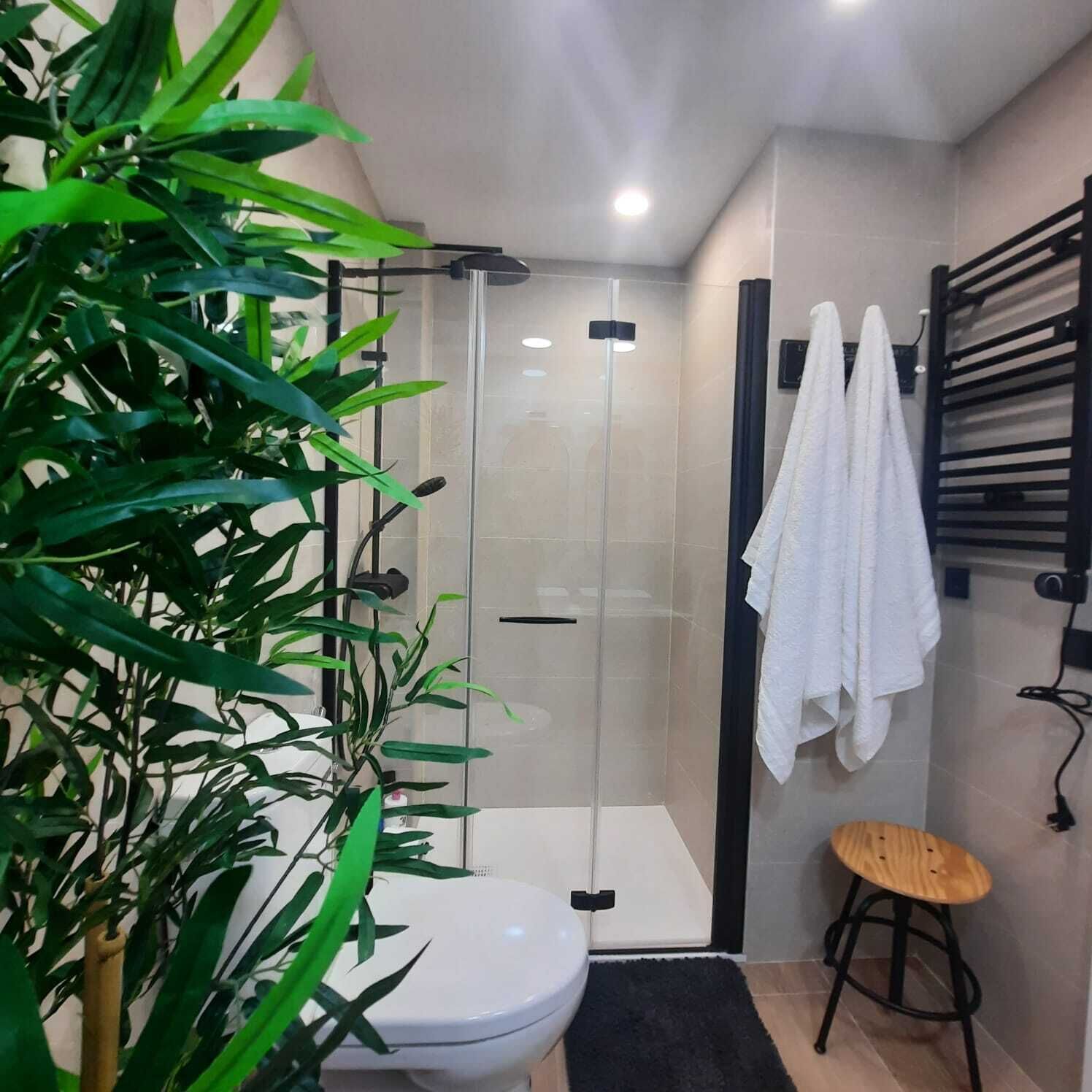 Douche, sèche-cheveux, serviettes fournies, savon