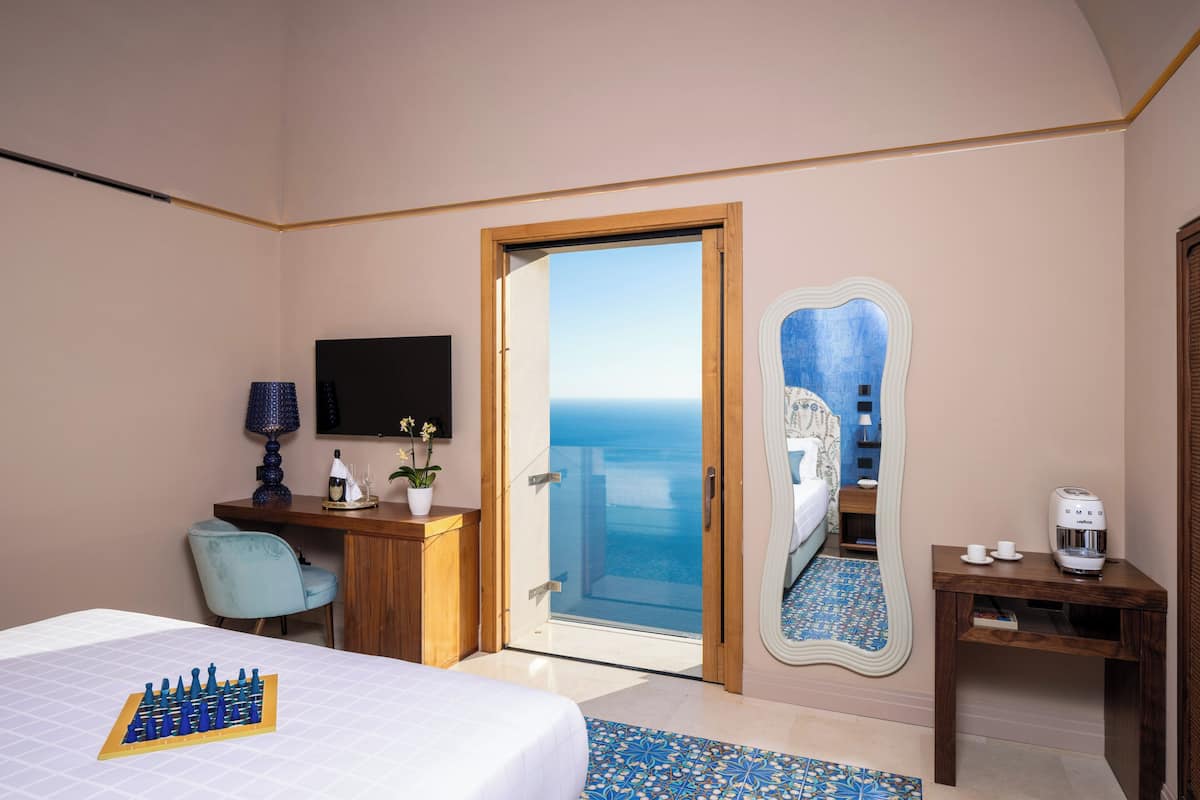 Suite, balkon, uitzicht op zee | 1 slaapkamer, een gratis minibar, een kluis op de kamer, een bureau