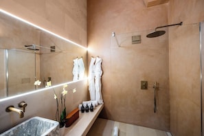 Suite junior, balcón, vistas al mar | Baño | Albornoces, zapatillas, jabón y champú