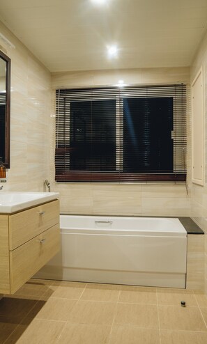 Dusche, Bidet, Handtücher, Seife