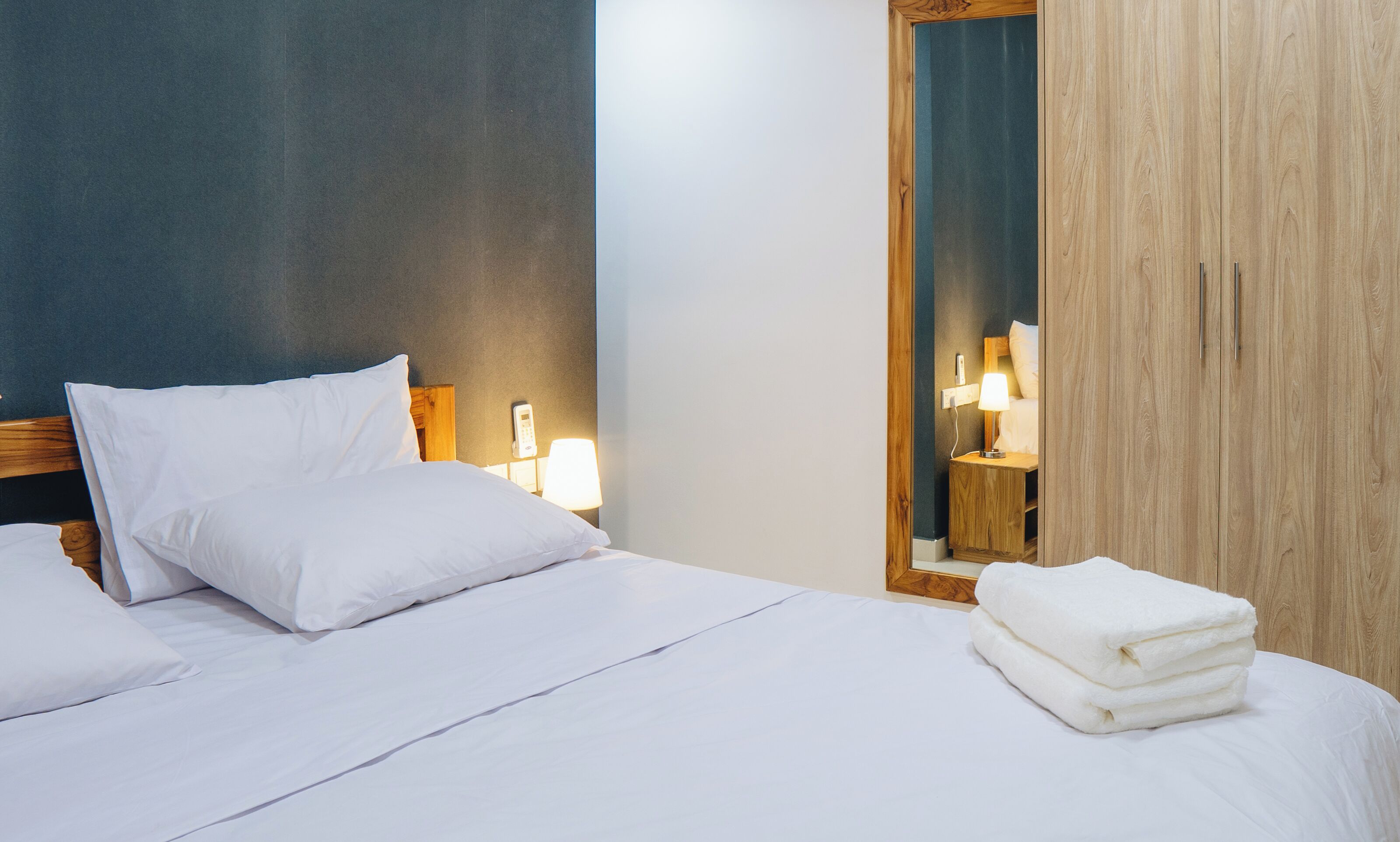 3 habitaciones, tabla de planchar con plancha, wifi y ropa de cama 