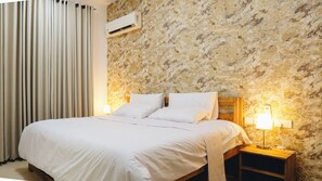 3 bedrooms, iron/ironing board, WiFi, bed sheets