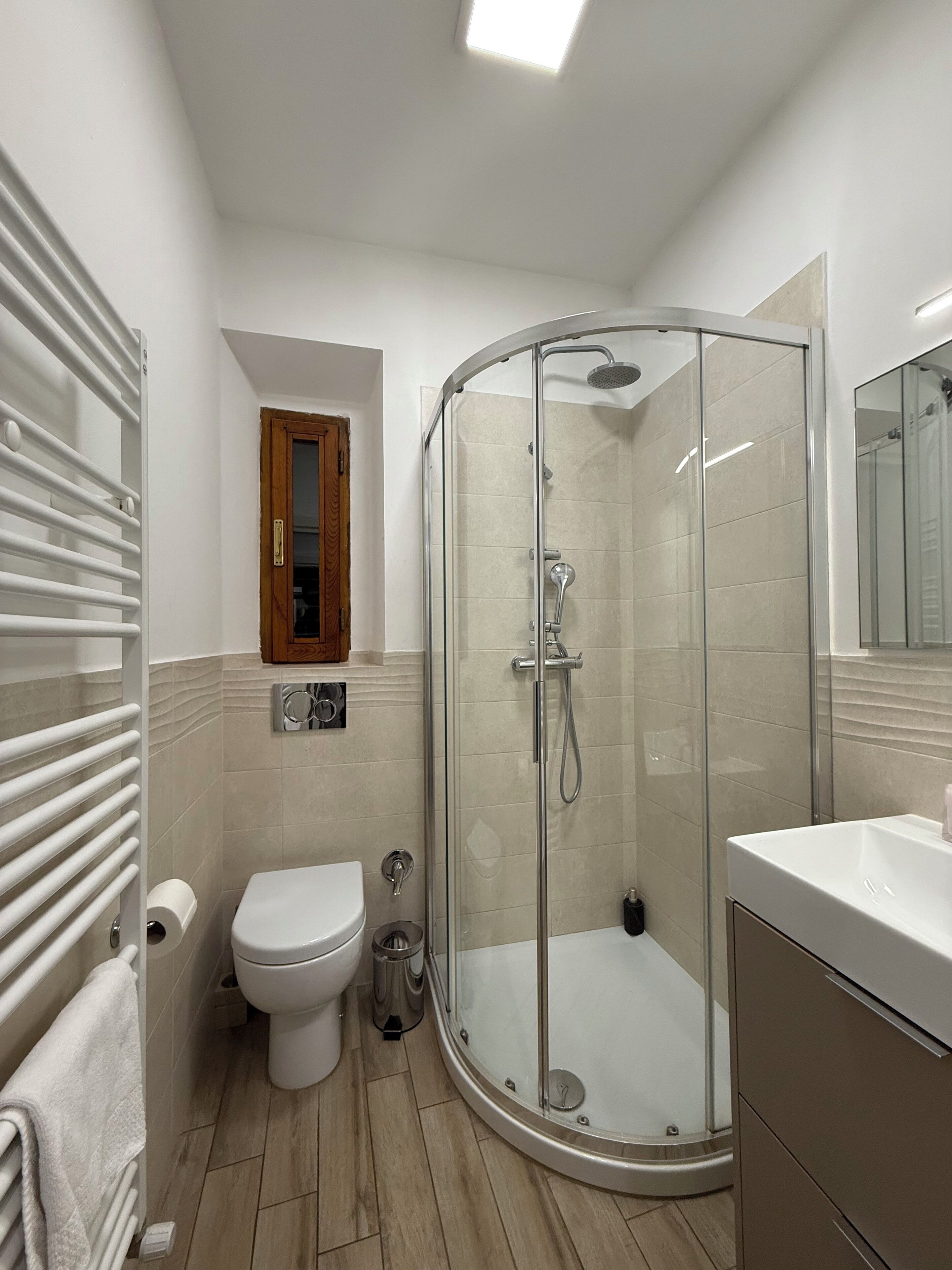 Dusche, Haartrockner, Bidet, Handtücher