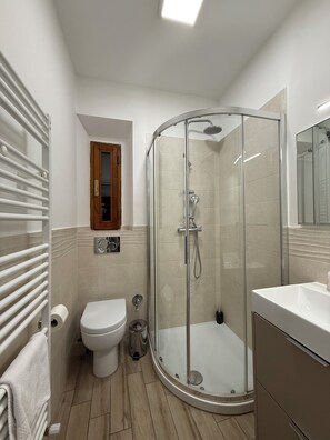 Douche, sèche-cheveux, bidet, serviettes fournies