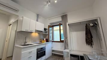 KĂŒhlschrank, Mikrowelle, Ofen, Herdplatte