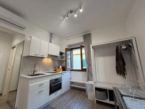 冰箱、微波炉、烤箱、炉灶