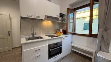 KĂŒhlschrank, Mikrowelle, Ofen, Herdplatte