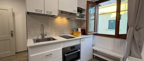 雪櫃、微波爐、焗爐、爐具