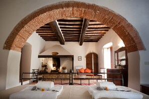 13 bedrooms, iron/ironing board, WiFi, bed sheets