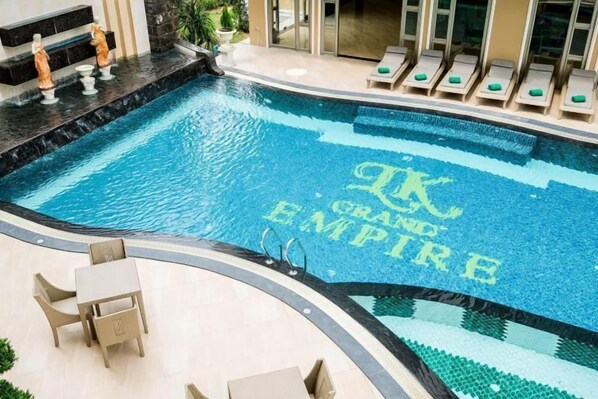 Ein Schwimmbecken mit der Aufschrift "TK GRAND EMPIRE" in der Mitte.