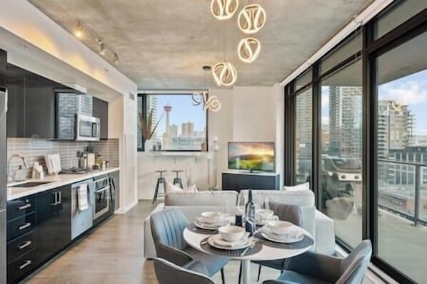 Fridge, microwave, oven, stovetop - Calgary Tower View | King Bed |AC | Gym | 2BR (Calgary)