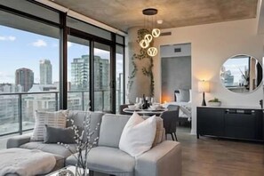 Smart TV - Calgary Tower View | King Bed |AC | Gym | 2BR (Calgary)