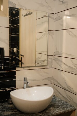 Deluxe-Doppelzimmer | Badezimmer | Dusche, kostenlose Toilettenartikel, Handtücher, Seife