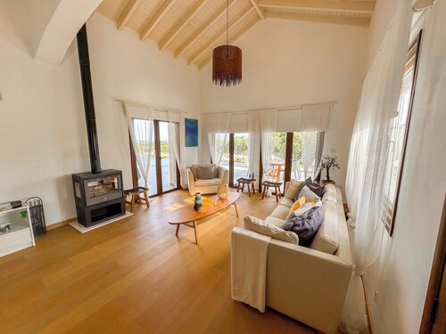 Villa Olivo Maroni, Charming 3-Bedroom VILLA with Private Pool in 4000sm plot