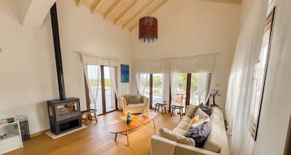 Villa Olivo Maroni, Charming 3-Bedroom VILLA with Private Pool in 4000sm plot