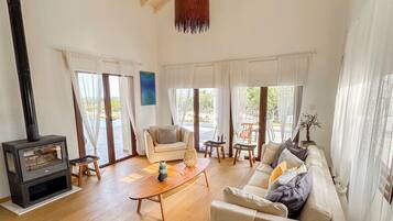 Smart TV, caminetto, lettore DVD