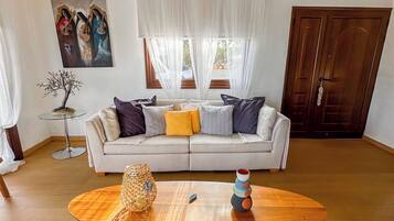 Smart TV, fireplace, DVD player