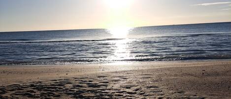 Una playa cerca, sillas reclinables de playa