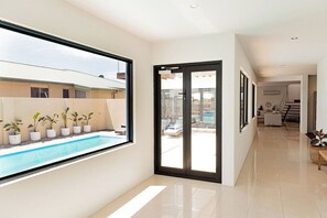 Interior - Heated magnesium pool, MTB, family & dog friendly (Break O'Day)