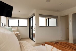 4 bedrooms, desk, iron/ironing board, free WiFi - Heated magnesium pool, MTB, family & dog friendly (Break O'Day)