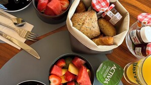 Deluxe Suite, Balcony, City View | In-room dining - Rollin hôtel (Montpellier)