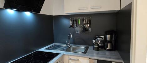 Frigorífico, horno, placa de cocina y lavavajillas