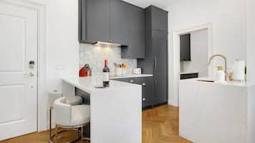 Kjøleskap, mikrobølgeovn, kokeplater og oppvaskmaskin