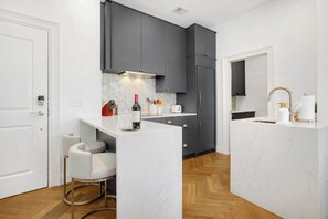 Fridge, microwave, stovetop, dishwasher