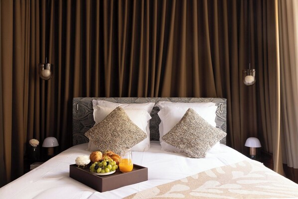 Desk, iron/ironing board, free WiFi - Palais Bourbon Hotel - Room 33 - 2P - Invalides (Paris)