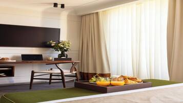 Een bureau, een strijkplank/strijkijzer, gratis wifi, beddengoed