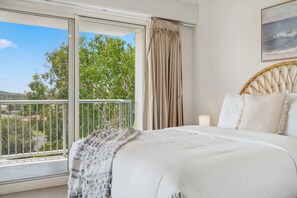 3 bedrooms, desk, iron/ironing board, travel cot - Windsong Caloundra: Sunsets Sea Breezes & Style (Caloundra Region)