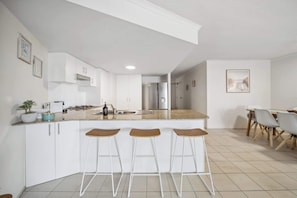 Réfrigérateur, four à micro-ondes, un four, surface de cuisson