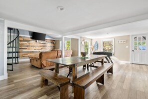 Dining - Charming Beach Bungalow - Minutes to the Beach (Folly Beach)