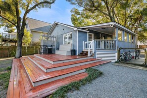 Terrace/patio - Charming Beach Bungalow - Minutes to the Beach (Folly Beach)