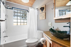 Een douche, een haardroger, handdoeken