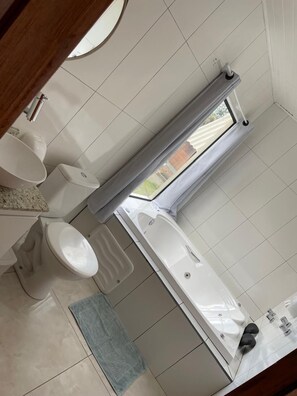 Deluxe-Chalet, Bergblick | Badezimmer | Kostenlose Toilettenartikel, Haartrockner, Handtücher, Seife