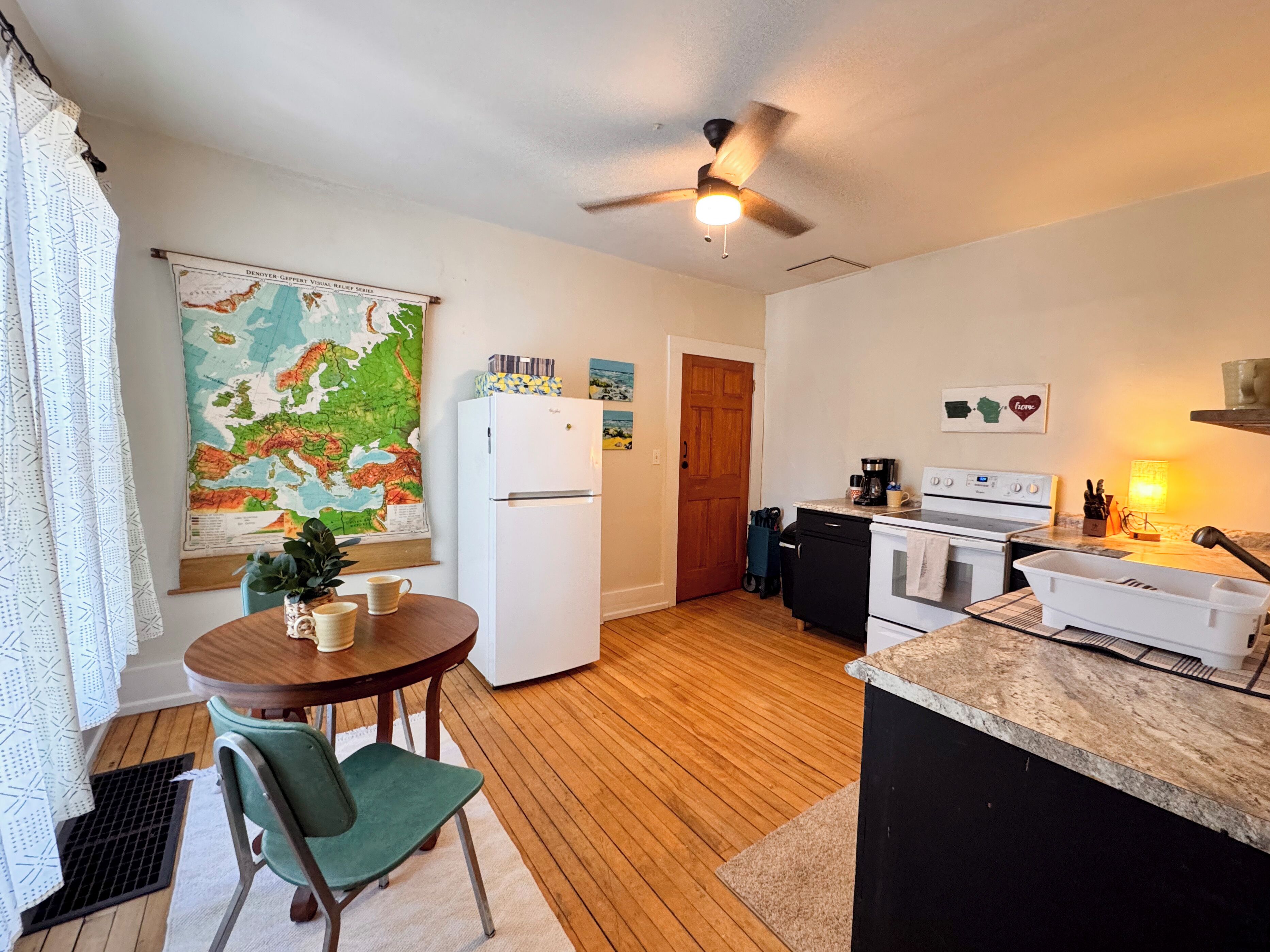 Frigorífico, microondas, horno y placa de cocina