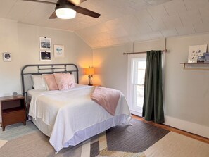 1 bedroom, iron/ironing board, free WiFi, bed sheets - A Charming Door County Condo in the heart of Sturgeon Bay (Sturgeon Bay)