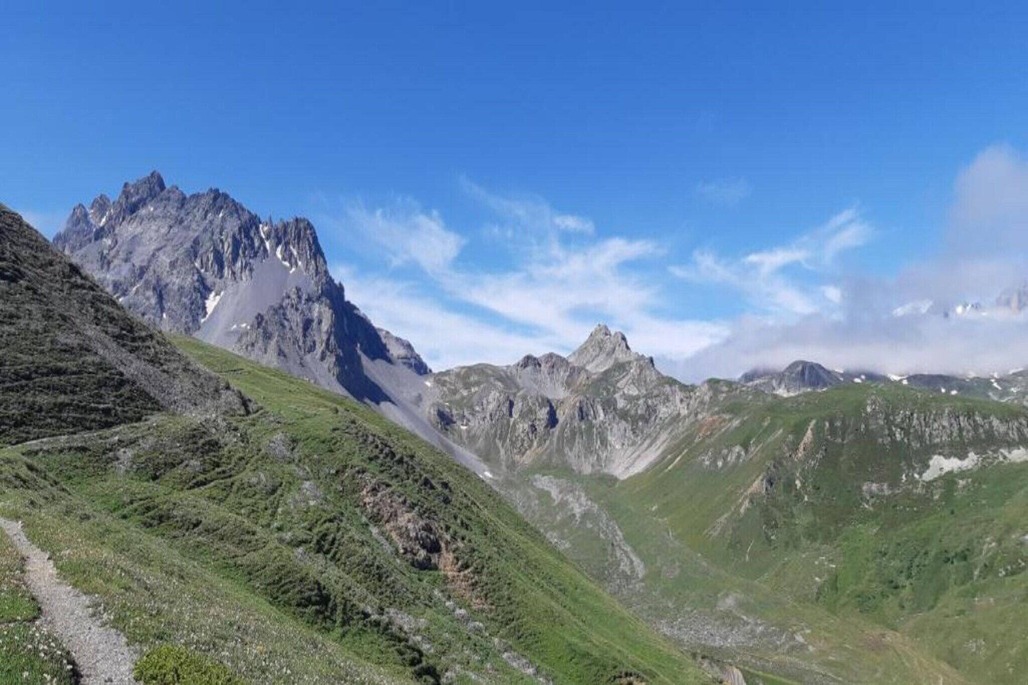 Paesaggio montuoso sotto un cielo sereno.