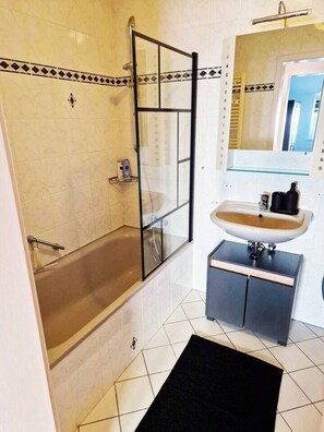 Hair dryer, towels, soap, toilet paper - Convenient and ideal for Frankfurt and the surrounding area (Mörfelden-Walldorf)