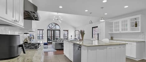 雪櫃、微波爐、焗爐、爐具